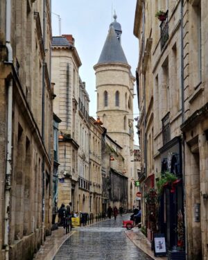 Mónica Jardim Instagram - Première fois à Bordeaux! 😊
Foram uns valentes 15 kms a pé para descobrir os encantos desta bonita cidade, património mundial da Unesco e capital mundial do vinho! Nada que dois copos de vinho não tenham ajudado 😜