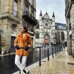 Mónica Jardim Instagram - Première fois à Bordeaux! 😊 Foram uns valentes 15 kms a pé para descobrir os encantos desta bonita cidade, património mundial da Unesco e capital mundial do vinho! Nada que dois copos de vinho não tenham ajudado 😜 Bordéus França