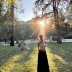 Mónica Mara Instagram - Una tardecita en el retiro 💕 al final mi lectura se vió interrumpida por un partido improvisado de spikeball con unos desconocidos muy majos y tuve una gran decepción porque tuve que tirar todas las castañas que me había embutido en el bolso porque la señora de la heladería nos dijo que son venenosas. Gracias señora porque sino ahora no estaría escribiendo estas palabras. Amo Madrid. No comáis las castañas del retiro.