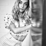 Mónica Mara Instagram - De la sesión de fotos con @bernardodoral que saca lo mejor de nosotros siempre 💕🤝🏼✨ Pd. Es fuerte cuando interpretas a un personaje durante mucho tiempo que hay una parte de tí que se contagia de sus costumbres, su forma de hablar, etc cómo cuando pasas demasiado tiempo con tu mejor amiga y decís las cosas a la vez o se te pegan sus expresiones...me acuerdo que cuando hicimos la sesión no veía a Andrea en estas fotos, me veía a mí (evidentemente glowing) y ahora veo totalmente a Andrea y no reconozco casi nada de mí...por eso he tenido la necesidad de poner la última foto jeje que bonito es interpretar :) @themediaprostudio @upa_next @atresplayer @atresmediacom Styled by @oscarguimarey Muah team : @juanacunastudio @chemajuncos @jaimezhervo @seguracls @ooodeee @makeupbymendez_ @bethogarciabeauty @saravillarcarrasco Assistant: @hectorsilva.top