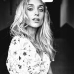 Mónica Mara Instagram - De la sesión de fotos con @bernardodoral que saca lo mejor de nosotros siempre 💕🤝🏼✨ Pd. Es fuerte cuando interpretas a un personaje durante mucho tiempo que hay una parte de tí que se contagia de sus costumbres, su forma de hablar, etc cómo cuando pasas demasiado tiempo con tu mejor amiga y decís las cosas a la vez o se te pegan sus expresiones...me acuerdo que cuando hicimos la sesión no veía a Andrea en estas fotos, me veía a mí (evidentemente glowing) y ahora veo totalmente a Andrea y no reconozco casi nada de mí...por eso he tenido la necesidad de poner la última foto jeje que bonito es interpretar :) @themediaprostudio @upa_next @atresplayer @atresmediacom Styled by @oscarguimarey Muah team : @juanacunastudio @chemajuncos @jaimezhervo @seguracls @ooodeee @makeupbymendez_ @bethogarciabeauty @saravillarcarrasco Assistant: @hectorsilva.top