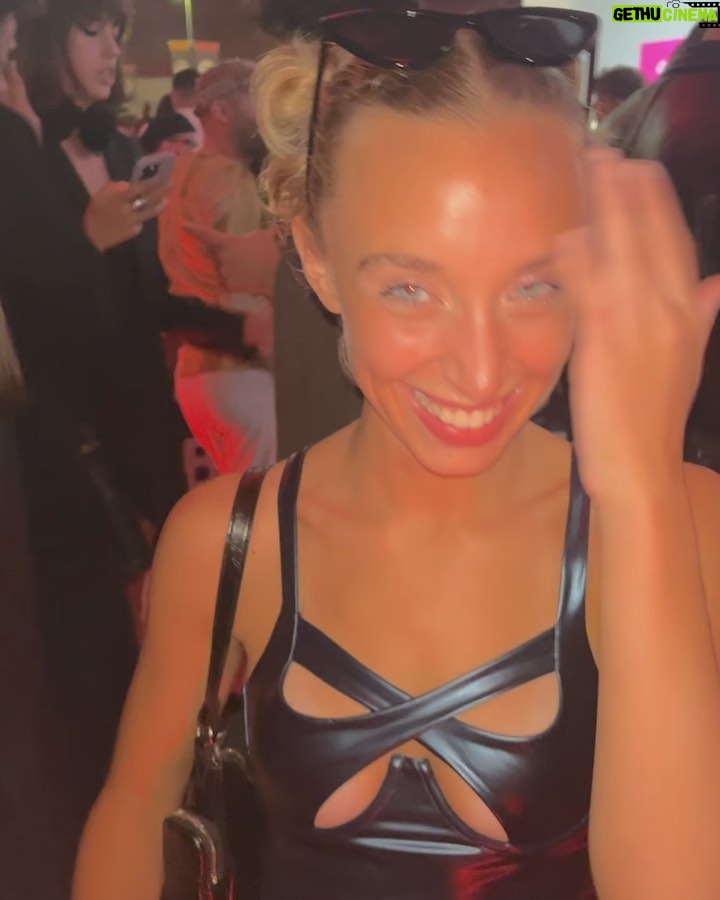 Mónica Mara Instagram - Ayer en el closing de la fashion week con mi chica @karinasoro 💅🏼 me desperté con el ojo rojo no es que me haya tomado nada soy una chica sana ya lo sabéis
