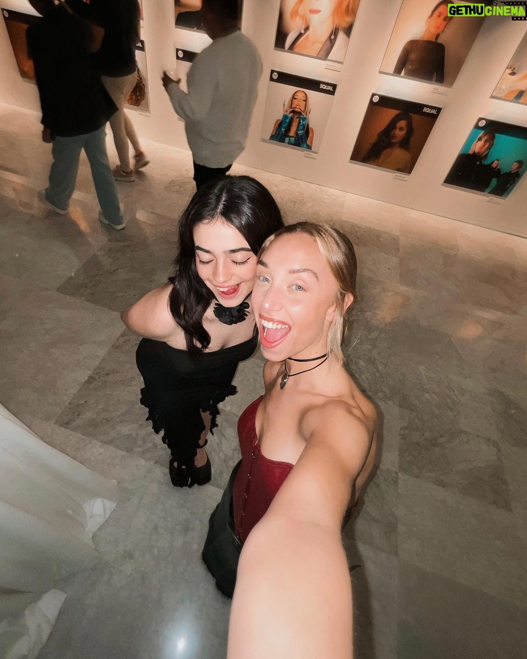 Mónica Mara Instagram - Gracias @spotify por impulsar a las mujeres en la inústria <3 escuchas os propongo una cosa: comentad una artista femenina que os guste y así podemos descrubir nuevas artistazas!