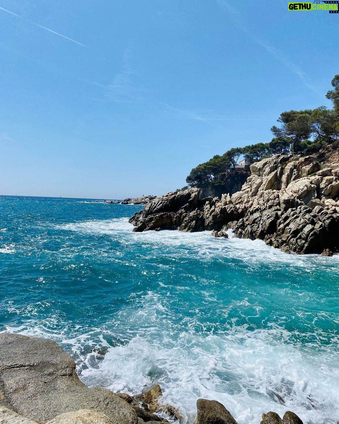 Mónica Mara Instagram - Bueno este agosto no he tenido cobertura prácticamente por lo que resumo mi verano en estas fotos (pero sobretodo la última) 1. 2. La cala del pi 3. Muchos abracitos 4. Intentar volverle a caer bien a Boira que desde que me fui a Madriz me tiene un poco de tirria 5. 9. Leer Lorcasito en buena compañía <3 6. Pasarme Mario Bros entero en la DS incluyendo mundos 4 y 7 7. Pasarme el dia con estos personajes 💓 8. Ponerme morenita 9. Cantar a pulmon y bastante farra xd