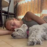 Mónica Mara Instagram - Bueno este agosto no he tenido cobertura prácticamente por lo que resumo mi verano en estas fotos (pero sobretodo la última) 1. 2. La cala del pi 3. Muchos abracitos 4. Intentar volverle a caer bien a Boira que desde que me fui a Madriz me tiene un poco de tirria 5. 9. Leer Lorcasito en buena compañía <3 6. Pasarme Mario Bros entero en la DS incluyendo mundos 4 y 7 7. Pasarme el dia con estos personajes 💓 8. Ponerme morenita 9. Cantar a pulmon y bastante farra xd