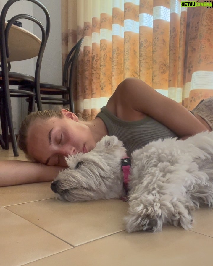 Mónica Mara Instagram - Bueno este agosto no he tenido cobertura prácticamente por lo que resumo mi verano en estas fotos (pero sobretodo la última) 1. 2. La cala del pi 3. Muchos abracitos 4. Intentar volverle a caer bien a Boira que desde que me fui a Madriz me tiene un poco de tirria 5. 9. Leer Lorcasito en buena compañía <3 6. Pasarme Mario Bros entero en la DS incluyendo mundos 4 y 7 7. Pasarme el dia con estos personajes 💓 8. Ponerme morenita 9. Cantar a pulmon y bastante farra xd