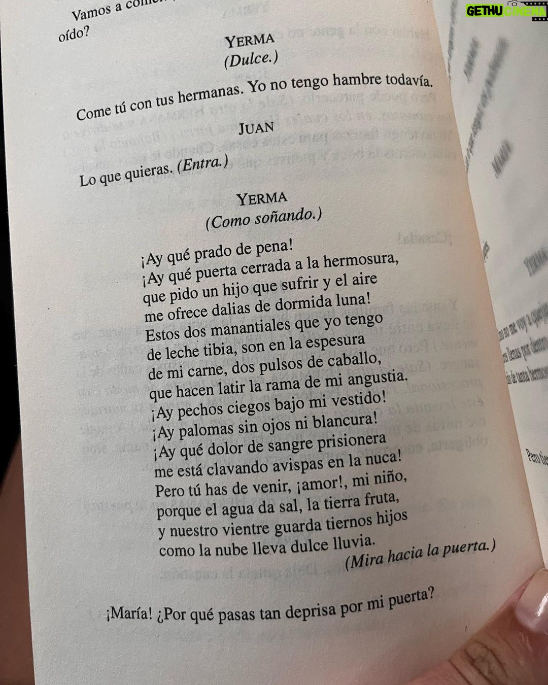Mónica Mara Instagram - Bueno este agosto no he tenido cobertura prácticamente por lo que resumo mi verano en estas fotos (pero sobretodo la última) 1. 2. La cala del pi 3. Muchos abracitos 4. Intentar volverle a caer bien a Boira que desde que me fui a Madriz me tiene un poco de tirria 5. 9. Leer Lorcasito en buena compañía <3 6. Pasarme Mario Bros entero en la DS incluyendo mundos 4 y 7 7. Pasarme el dia con estos personajes 💓 8. Ponerme morenita 9. Cantar a pulmon y bastante farra xd