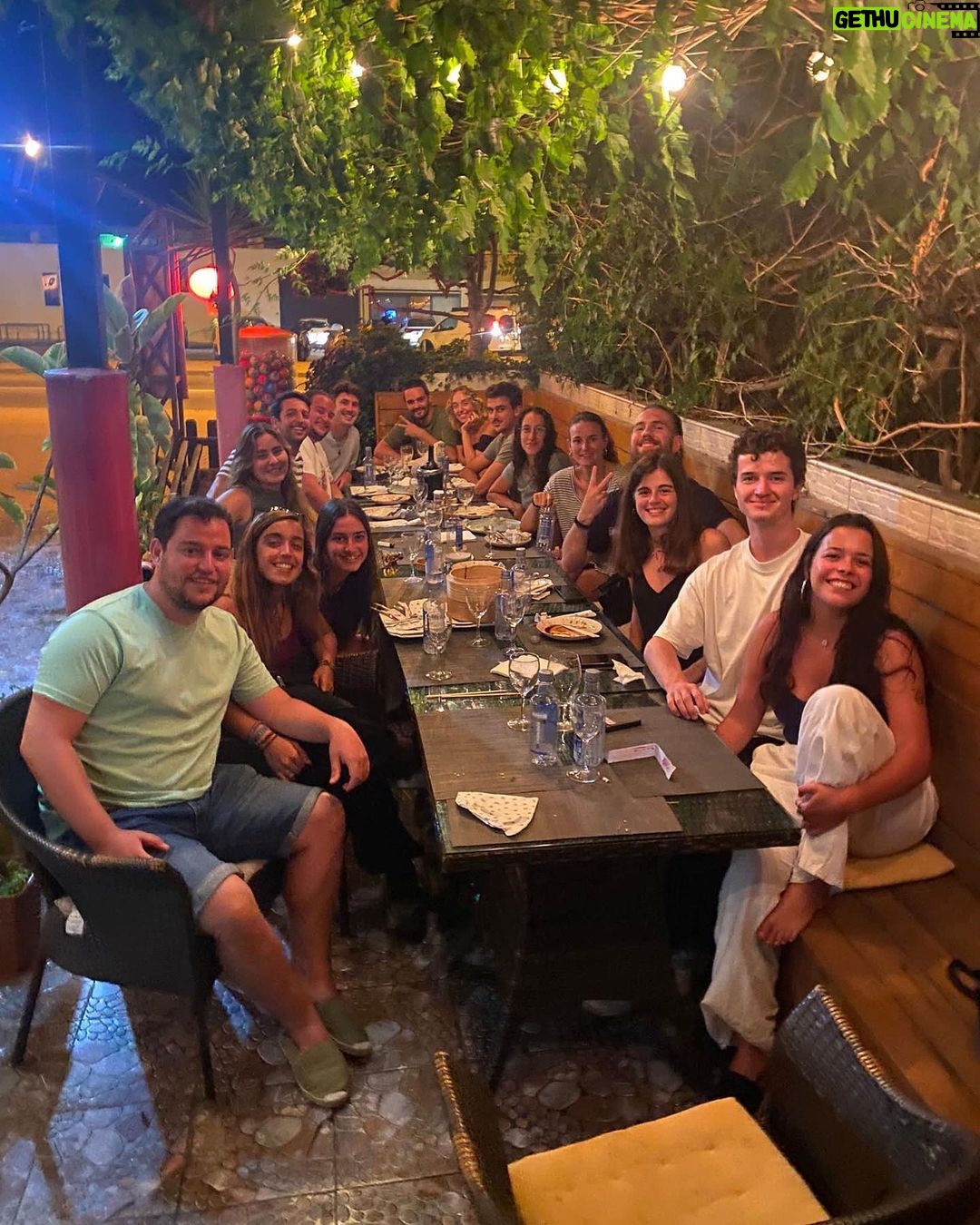 Mónica Mara Instagram - Bueno este agosto no he tenido cobertura prácticamente por lo que resumo mi verano en estas fotos (pero sobretodo la última) 1. 2. La cala del pi 3. Muchos abracitos 4. Intentar volverle a caer bien a Boira que desde que me fui a Madriz me tiene un poco de tirria 5. 9. Leer Lorcasito en buena compañía <3 6. Pasarme Mario Bros entero en la DS incluyendo mundos 4 y 7 7. Pasarme el dia con estos personajes 💓 8. Ponerme morenita 9. Cantar a pulmon y bastante farra xd