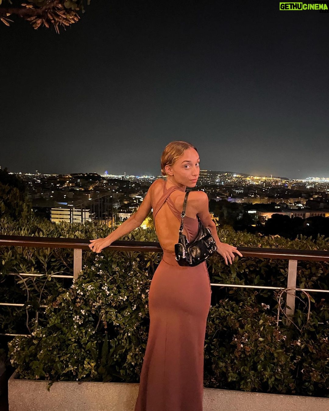 Mónica Mara Instagram - Me han comido los mosquitos y me he pasado la noche en vela rascandome pero always serving un buen outfit porque no hay excusa 😭 💅🏼 Pd. Debo confesar que las mejores vistas estaban delante de mí