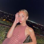 Mónica Mara Instagram - Me han comido los mosquitos y me he pasado la noche en vela rascandome pero always serving un buen outfit porque no hay excusa 😭 💅🏼 Pd. Debo confesar que las mejores vistas estaban delante de mí