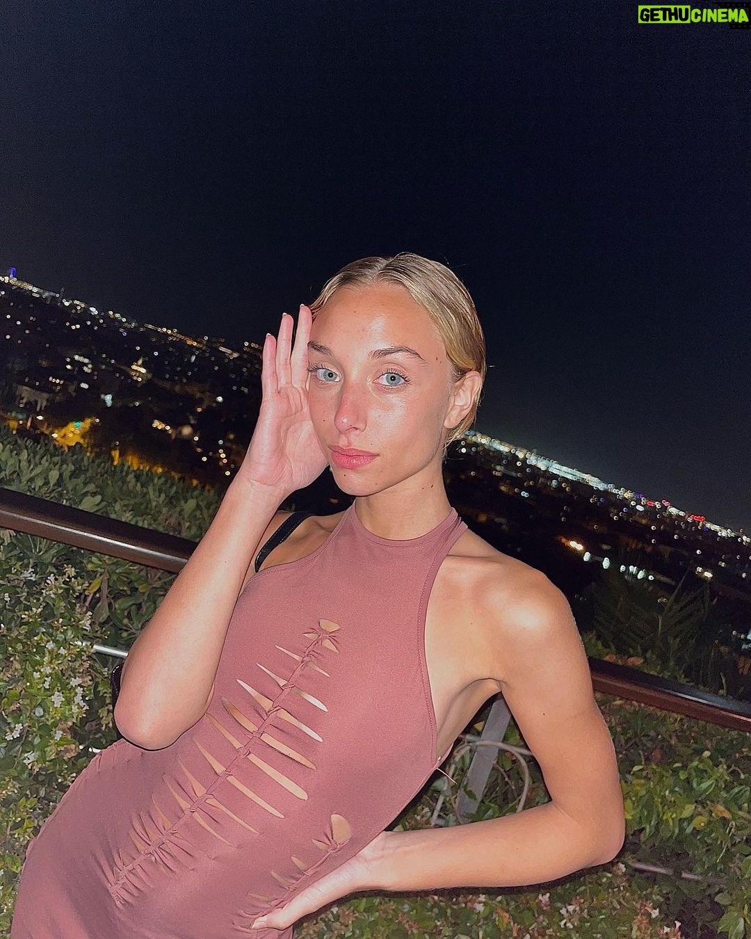 Mónica Mara Instagram - Me han comido los mosquitos y me he pasado la noche en vela rascandome pero always serving un buen outfit porque no hay excusa 😭 💅🏼 Pd. Debo confesar que las mejores vistas estaban delante de mí