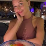 Mónica Mara Instagram - Me han comido los mosquitos y me he pasado la noche en vela rascandome pero always serving un buen outfit porque no hay excusa 😭 💅🏼 Pd. Debo confesar que las mejores vistas estaban delante de mí
