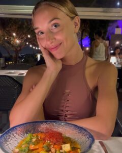 Mónica Mara Instagram - Me han comido los mosquitos y me he pasado la noche en vela rascandome pero always serving un buen outfit porque no hay excusa 😭 💅🏼 Pd. Debo confesar que las mejores vistas estaban delante de mí