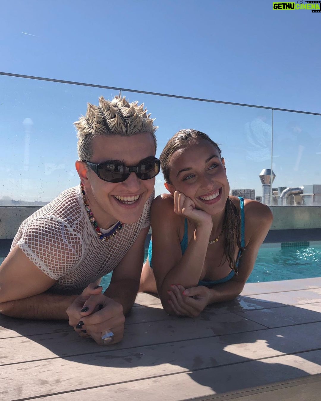 Mónica Mara Instagram - Echo de menos bailar y levantarme a las 6 de la mañana de mala ostia y que se me pase al ver la cara a esta gente cada día jo...Espero que hayais disfrutado de esta historia ❤️🩹