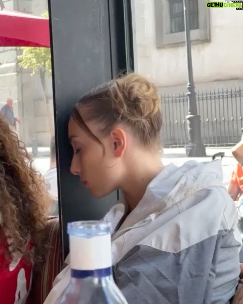 Mónica Mara Instagram - Echo de menos bailar y levantarme a las 6 de la mañana de mala ostia y que se me pase al ver la cara a esta gente cada día jo...Espero que hayais disfrutado de esta historia ❤️🩹