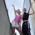 Mónica Mara Instagram - Echo de menos bailar y levantarme a las 6 de la mañana de mala ostia y que se me pase al ver la cara a esta gente cada día jo...Espero que hayais disfrutado de esta historia ❤️‍🩹