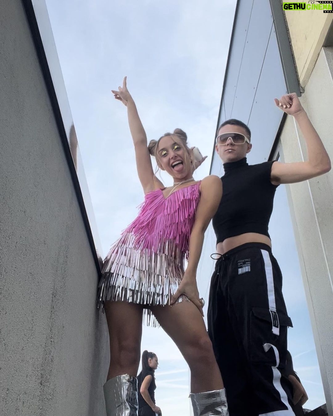 Mónica Mara Instagram - Echo de menos bailar y levantarme a las 6 de la mañana de mala ostia y que se me pase al ver la cara a esta gente cada día jo...Espero que hayais disfrutado de esta historia ❤️🩹
