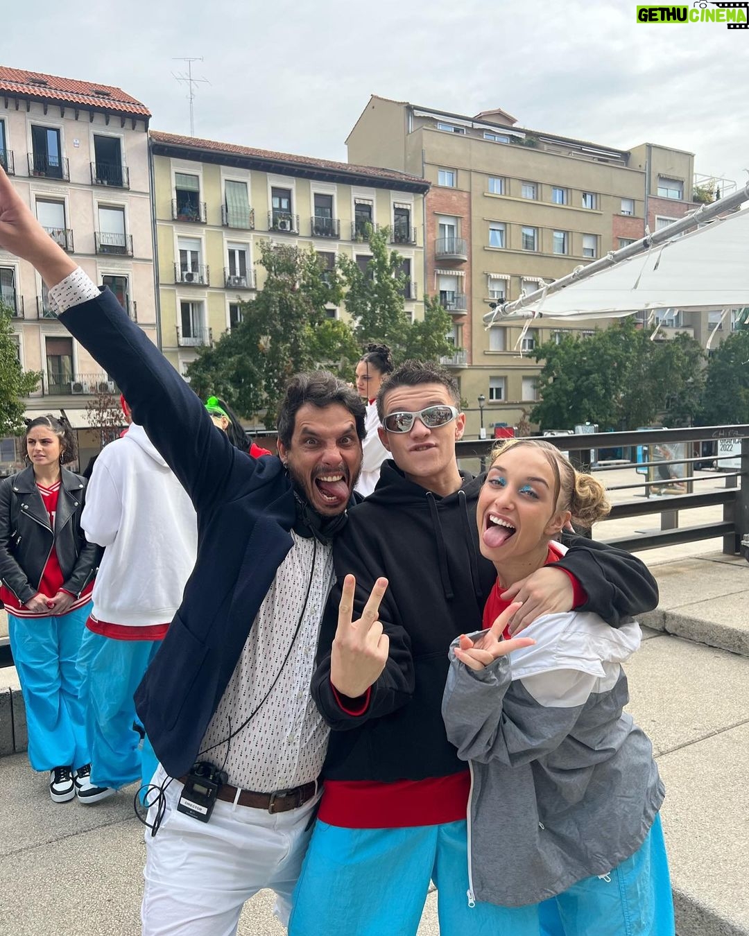 Mónica Mara Instagram - Echo de menos bailar y levantarme a las 6 de la mañana de mala ostia y que se me pase al ver la cara a esta gente cada día jo...Espero que hayais disfrutado de esta historia ❤️🩹
