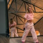 Mónica Mara Instagram - Echo de menos bailar y levantarme a las 6 de la mañana de mala ostia y que se me pase al ver la cara a esta gente cada día jo...Espero que hayais disfrutado de esta historia ❤️‍🩹
