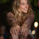 Mónica Mara Instagram - Esta coreo es de las cosas que más orgullosa estoy del rodaje 🥹 La rodamos en el Matadero durante la madrugada y era bastante complicada porque había muchos portés (cuando quique me levanta en el aire) y claro da la causalidad que la lluvia (más bien diluvio) pues queda espectacular en cámara tipo step up claro pero también resbala, se te mete en el ojo y está congelada xd Nos animábamos todos esa noche porque mantener durante 10 horas los músculos calientes cuando estas titiritando es complicado pero si no lo haces puedes lesionarte y quedaban muchos meses por delante jeje así que nada gracias @quiqueegonzalez por no dejarme caer nunca, a Tomás @seeyousoonx por hacer que quede tan increíble y que todo el esfuerzo haya valido la pena y sobretodo a @toni_espinosa_gonzalez y @miguelmateos16 que sois mis ángeles de la guarda y os quiero mucho por la paciencia que habéis tenido conmigo y lo que me habéis cuidado ❤️‍🩹 📸 @manusevillano ✨