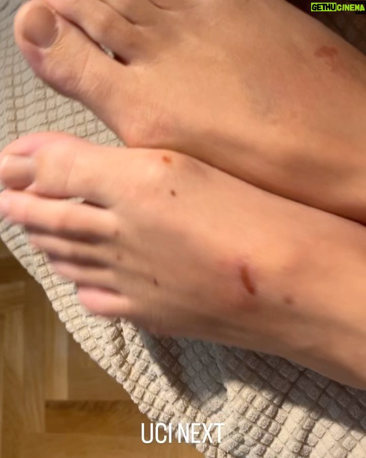 Mónica Mara Instagram - Necesario comentar que ninguno del cast nos habíamos subido a una barra en la vida. Estuvimos un par de días levantándonos a las 5 para ir a ensayar antes de rodar con la maravillosa @stefy_siabato. Fue un reto inmenso porque aquí donde me véis tengo un vértigo que no veas y la barra es más alta de lo que parece. Resulta que para aguantar la posición boca abajo sin manos hay que apretar las piernas cómo una desgraciada porque sino te caes de cabeza al suelo (lo digo por experiencia) pero cuando lo has repetido 50 veces y se te empieza a hacer moratón pues aguantar se hace complicado. Además tener una cámara delante y todo el mundo mirando pues relajada cómo tal no estás. Yo me acuerdo que ese rodaje lo vivimos con bastante ansiedad todos pero nos sentimos super orgullosos al ver el resultado por lo mucho que nos habíamos esforzado. Quiero mostrar mi mayor admiración para toda la comunidad de pole dance porque lo que hacéis en esta disciplina es una auténtica locura. 📸 @manusevillano 🫶🏼✨