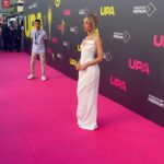 Mónica Mara Instagram - Vale sigo sin poder procesar lo que pasó ayer. Tengo el corazón lleno porque poder presentar @upa_next en los Cines Callao con las personas que más quiero fue una locura. A ver pa que mentir estaba bastante nerviosa porque claro ver tu trabajo así en grande delante de tanta gente pues es un reto, y estoy contenta porque supe dejar de juzgarme y disfrutar de el currazo que hemos creado todos juntos. Gracias gracias gracias a todo el equipazo que lo ha hecho posible y a nuestra directora @sandra_chamberilera por llevar las riendas de este proyecto y cuidarnos cada día. También quiero agradecer a @alejandroasen por apostar por mí y guiarme siempre 🫶🏼. Os quiero mucho. Que bonito ir cumpliendo metas con tan buena compañía. El Jueves en A3! Y a partir del Domingo en @atresplayer cada semana un capítulo nuevo!!! Styling @ateneamartinezmolina @pdpaola_jewelry @bershka @casa_otrura MUAH @mariorubiio @diorbeauty