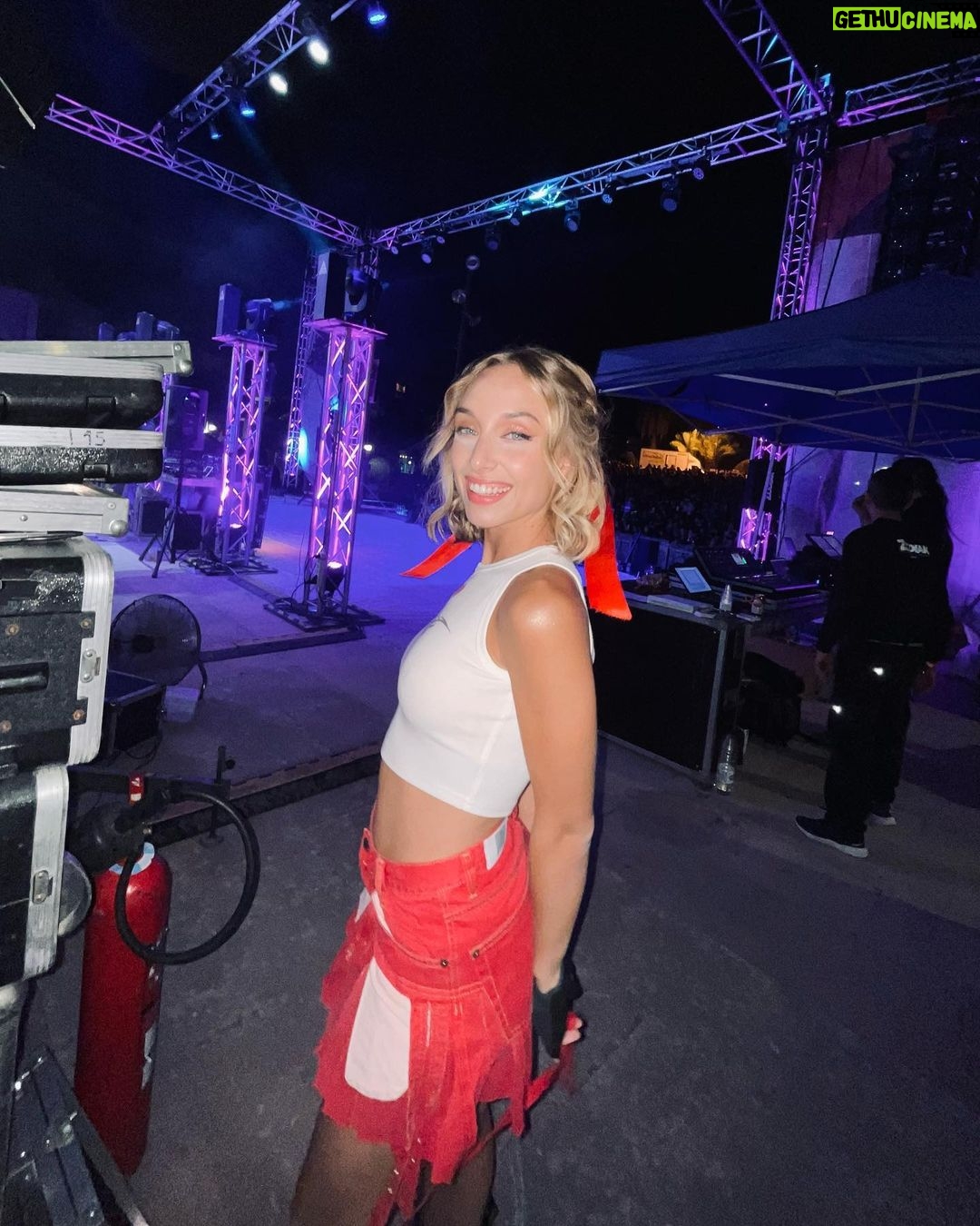 Mónica Mara Instagram - Este fin de semana he cumplido un sueño jo soy muy muy feliz y he aprendido muchísimo❤️🩹 gracias @tonyaguilarofi @los40spain por contar conmigo en este festival! Ojalá sea el primero de muchos :) Styling @aurorapelaez_ @gfveintiuno Top @nando.diablo_ Falda@kepereza.pablo Botas @newrock MUAH @laura_vogel_laura @beatrizgomezfx
