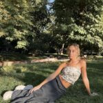 Mónica Mara Instagram - Una tardecita en el retiro 💕 al final mi lectura se vió interrumpida por un partido improvisado de spikeball con unos desconocidos muy majos y tuve una gran decepción porque tuve que tirar todas las castañas que me había embutido en el bolso porque la señora de la heladería nos dijo que son venenosas. Gracias señora porque sino ahora no estaría escribiendo estas palabras. Amo Madrid. No comáis las castañas del retiro.