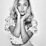 Mónica Mara Instagram - De la sesión de fotos con @bernardodoral que saca lo mejor de nosotros siempre 💕🤝🏼✨ Pd. Es fuerte cuando interpretas a un personaje durante mucho tiempo que hay una parte de tí que se contagia de sus costumbres, su forma de hablar, etc cómo cuando pasas demasiado tiempo con tu mejor amiga y decís las cosas a la vez o se te pegan sus expresiones...me acuerdo que cuando hicimos la sesión no veía a Andrea en estas fotos, me veía a mí (evidentemente glowing) y ahora veo totalmente a Andrea y no reconozco casi nada de mí...por eso he tenido la necesidad de poner la última foto jeje que bonito es interpretar :) @themediaprostudio @upa_next @atresplayer @atresmediacom Styled by @oscarguimarey Muah team : @juanacunastudio @chemajuncos @jaimezhervo @seguracls @ooodeee @makeupbymendez_ @bethogarciabeauty @saravillarcarrasco Assistant: @hectorsilva.top