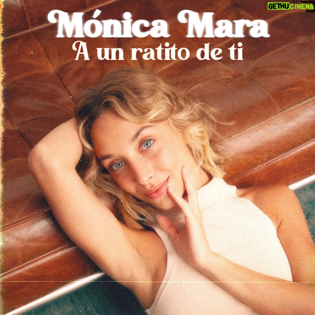 Mónica Mara Instagram - Os dejo la portada de mi primer single "A un ratito de ti" no exagero que me MUEROOO porque me hace mucha ilusión jo 🥹❤️🩹. Podeis hacer el presave en el link que os he puesto en mi historia que me ayudaría muchísimo para que no sea un fail jeje os quieroo muchoo 🧡🧡🧡🧡 Saldrá el 8 de septiembree @kasem_fahmi @luisfromusic Gracias por crear esto conmigo sois los mejores ✨ Pic @esther_galvan Assist @pauloherrera.foto MUAH @gemamakeup.es Estilismo @skyshu_ @wolfyyy___ Graphic Design @danilosa_