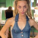 Mónica Mara Instagram - Aquí sintiéndome un poco Britney con el outfitaso de @oscarguimarey 💓💅🏼✨ Habéis visto la coreo del teatro ya o no?