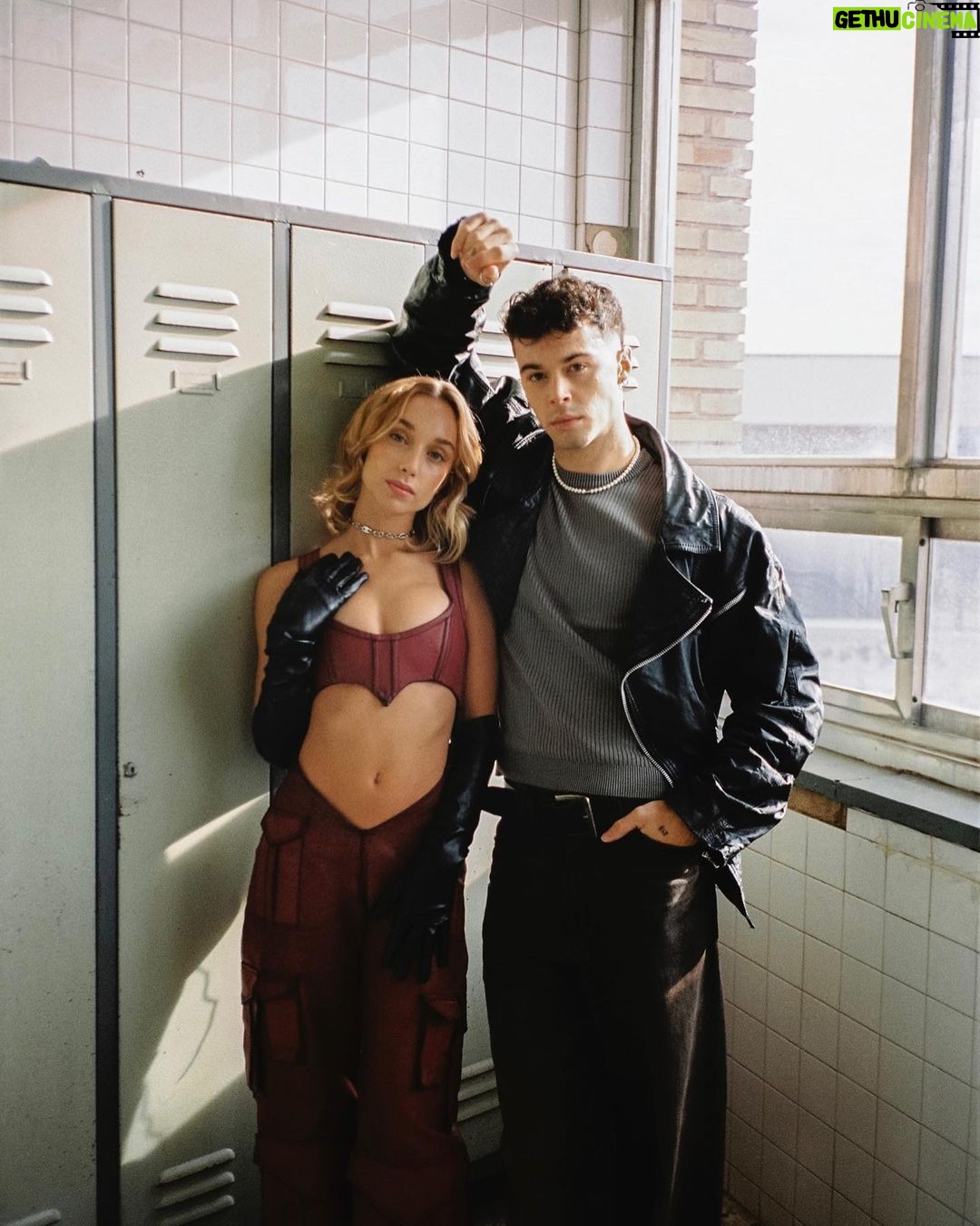 Mónica Mara Instagram - Vivir el sueño de ser una chica pop rodando este videoclip fue bastante guay pero de la manita de mi @pablobrotonss ya esque no se puede pedir más :,) literalmente montamos la coreo en el parking de mi edificio y estoy muy orgullosa la verdad todo serio pero la realidad es el ultimo vídeo jejej Fotitos de @quietocarlos que tiene un ojo mágico <3 MUAH @intense.artistry @esterniggs Estilismo @lauramarind assist. @pabloroca24