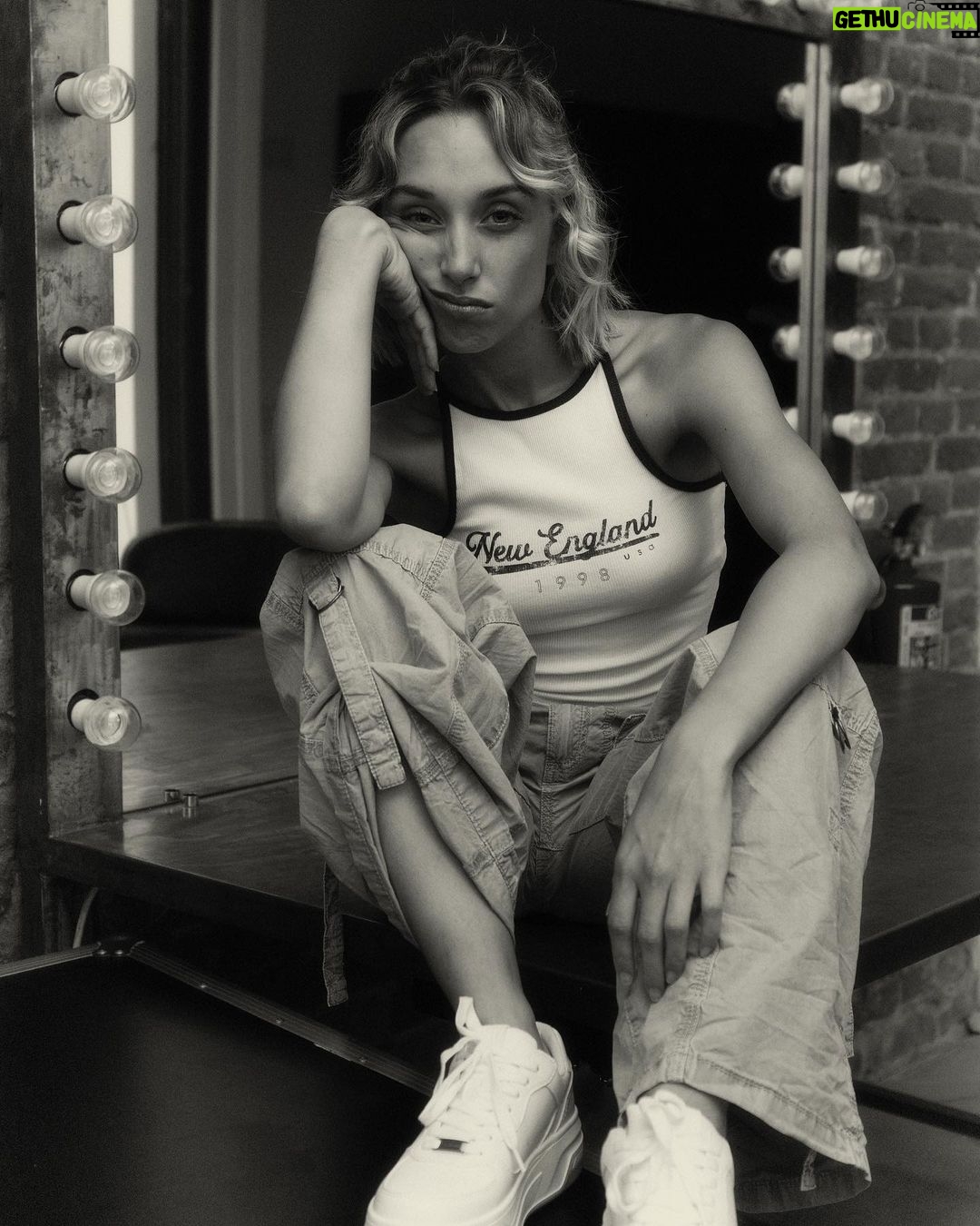 Mónica Mara Instagram - Escribiendo esto con cara de gripe y un moño enredado pero me encantan estas fotos que me hizo @esther_galvan <3<3 Con estilismo de @skyshu_& @wolfyyy___ Muah de @gemamakeup.es Assist @pauloherrera.foto Y siempre @xabymonty
