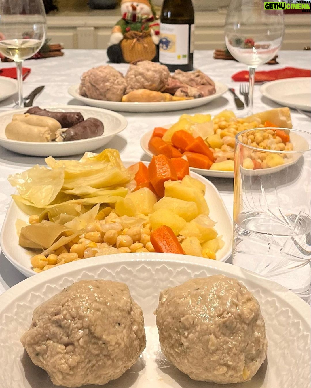 Mónica Mara Instagram - Feliz Navidad amiguitos 💘 Las pelotas son de carne vegana, mi madre nos las hace a mi hermana y a mí porque sabe que nos encantan gracias mami :) Y he recaído a mi adicción a las neules de chocolate no voy a negarlo