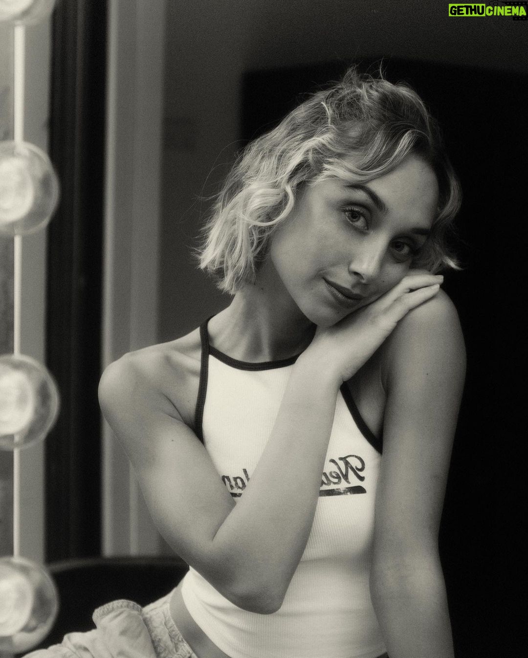 Mónica Mara Instagram - Escribiendo esto con cara de gripe y un moño enredado pero me encantan estas fotos que me hizo @esther_galvan <3<3 Con estilismo de @skyshu_& @wolfyyy___ Muah de @gemamakeup.es Assist @pauloherrera.foto Y siempre @xabymonty