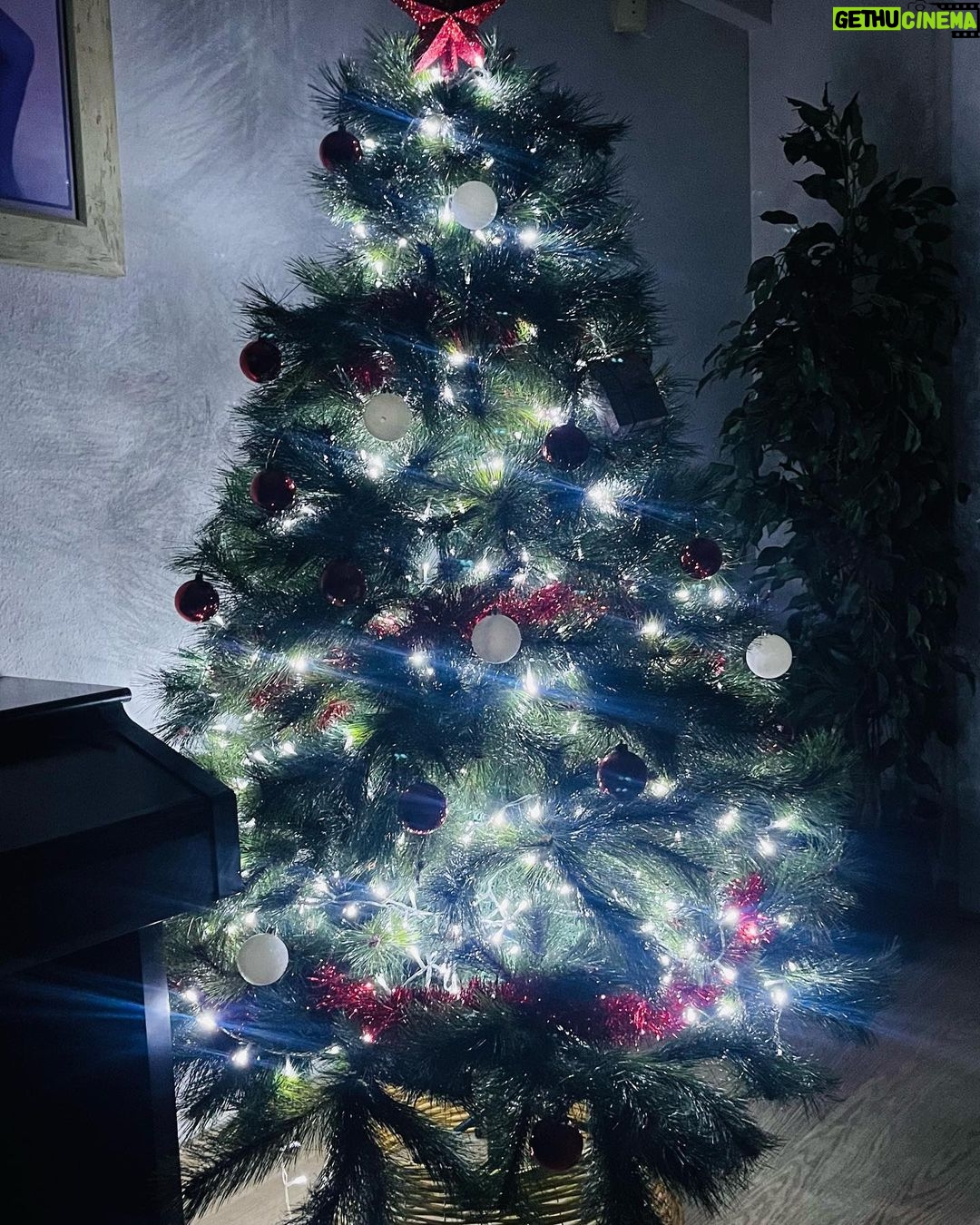 Mónica Mara Instagram - Feliz Navidad amiguitos 💘 Las pelotas son de carne vegana, mi madre nos las hace a mi hermana y a mí porque sabe que nos encantan gracias mami :) Y he recaído a mi adicción a las neules de chocolate no voy a negarlo