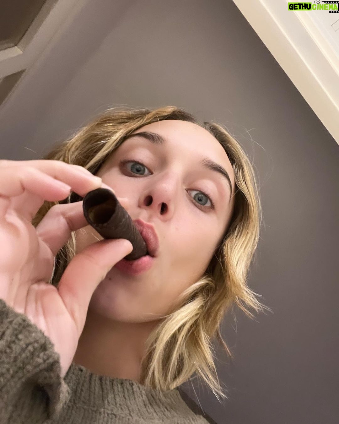 Mónica Mara Instagram - Feliz Navidad amiguitos 💘 Las pelotas son de carne vegana, mi madre nos las hace a mi hermana y a mí porque sabe que nos encantan gracias mami :) Y he recaído a mi adicción a las neules de chocolate no voy a negarlo