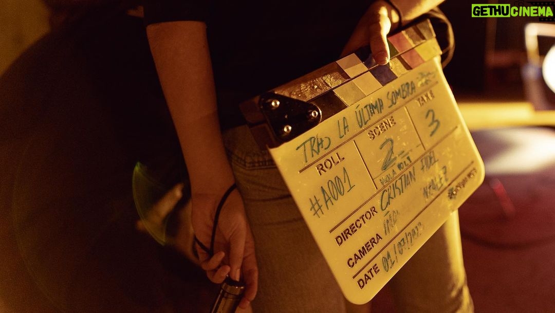 Mónica Mara Instagram - Un poquito de "Tras la última sombra" que dirigió mi partner in crime @directedbycristian con este equipazo! 📸 @anawiswell Dirección: Cristian Fidel Actor: Pol Cardona Ayudante de Dirección: Andrea Lizarte Storyboard Artist: Alex Lozano Director de Casting: Ronni López Dirección de Producción: Gemma Lax Dirección de Fotografía: Iñaki González Foto Fija: Ana Wiswell Dirección de Arte: Paula Martínez Dirección de Vestuario: Xenia Soler y Maria Coca Muah FX: Angie Lunares Sonido directo: María Alejandra Díaz Montaje: Pol Pagès Postproducción de Sonido: Oriol Ruiz Composición musical: Oscar Olmo Colorista: Guillem Birba