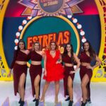 Mónica Sintra Instagram - Escolho sempre programas de qualidade, com audiência e onde me sinta em casa para apresentar os novos temas. O “Estrelas ao Sábado” combina estes três pontos. É casa, é família, é amor. E, por isso, foi a escolha acertada para trazer à TV a minha “Rainha” lançada há pouquíssimos dias. 👸 Obrigada à @editorapaisreal, à @gabideantunes e à @rtppt por fazerem isto acontecer. E, claro, este é mais um tema que vê a luz do dia graças ao meu querido @menitoramos. Estava nervosa, mas senti-me tão leve. Obrigada a todos e a cada um que viram. Agora? Agora “vou tirar este ar de santa e curtir até o dia nascer”. 🌞 💇‍♀️ @antoniocortezatelier 💄 @paulacarmo.makeup 👗 @muonti_dress_code