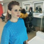 Mónica Sintra Instagram - Na penúltima semifinal do "Estrelas ao Sábado" damos a volta ao país para encontrar os melhores dos melhores talentos da música popular portuguesa. Contamos convosco desse lado da TV? 📺 💇‍♀️ @antoniocortezatelier 💄 @paulacarmo.makeup 👗 @muonti_dress_code