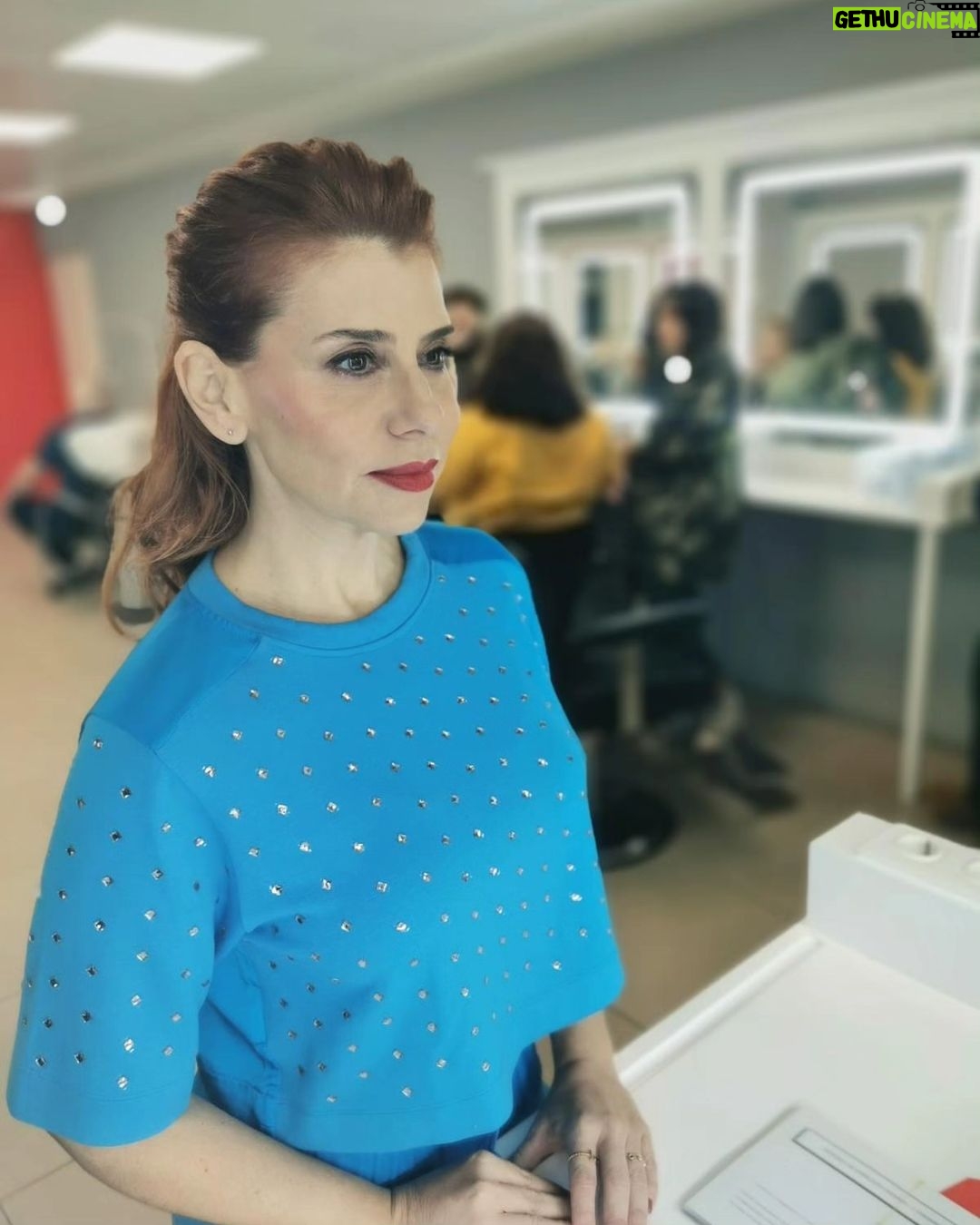 Mónica Sintra Instagram - Na penúltima semifinal do "Estrelas ao Sábado" damos a volta ao país para encontrar os melhores dos melhores talentos da música popular portuguesa. Contamos convosco desse lado da TV? 📺 💇♀️ @antoniocortezatelier 💄 @paulacarmo.makeup 👗 @muonti_dress_code