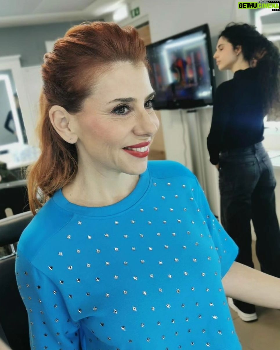 Mónica Sintra Instagram - Na penúltima semifinal do "Estrelas ao Sábado" damos a volta ao país para encontrar os melhores dos melhores talentos da música popular portuguesa. Contamos convosco desse lado da TV? 📺 💇♀️ @antoniocortezatelier 💄 @paulacarmo.makeup 👗 @muonti_dress_code
