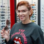 Mónica Sintra Instagram - Óculos 2 em 1. @monicasintraoficial visitou a nossa loja, e assim que viu as opções de óculos graduados com clip de lentes de sol, ficou rendida e diz nao querer mais outra coisa: “ É super prático, o meu filho assim que vir isto lá em casa vai querer uns. Tenho a certeza!” Visite a nossa loja do #chiado ou do #cacém e fique a par de todas as novidades no mundo da ótica. E não se esqueça que eu as consultas são gratuitas para todas as pessoas. Até já!