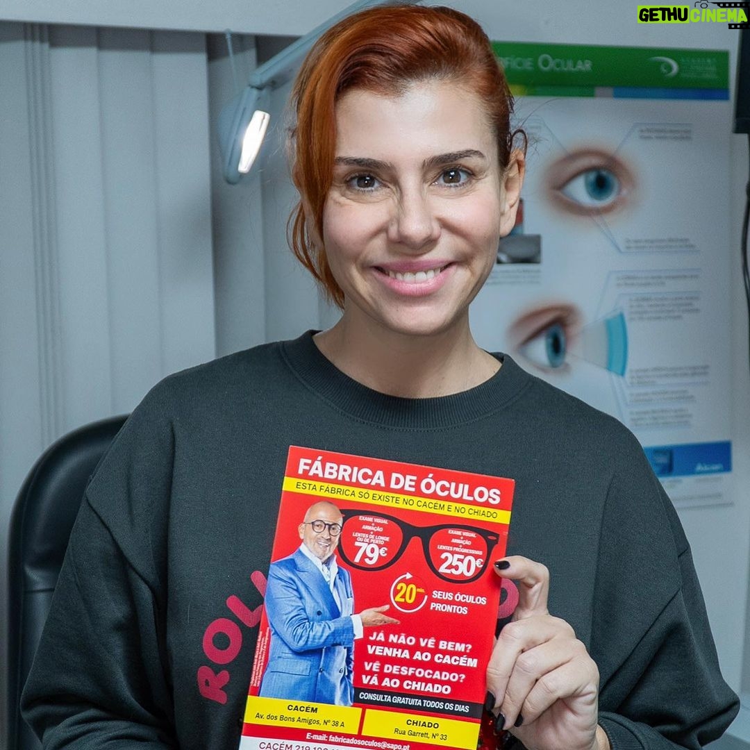 Mónica Sintra Instagram - Há muito poucos dias, @monicasintraoficial esteve na nossa loja do Cacém com o filho Duarte. E no meio das mais de 10.000 armações em stock a cantora não resistiu em renovar também a sua coleção de Óculos. A Mônica usufruiu ainda de uma consulta gratuita que está disponível para todas as pessoas, com ou sem marcação, nas lojas do #cacém e do #chiado ! Visite-nos, estamos à sua espera.