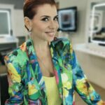 Mónica Sintra Instagram - Hoje há desfile de talentos com um sabor a Carnaval no "Estrelas ao Sábado". Conto convosco desse lado? Quem vai ver, ponha ☝️. 💇‍♀️ @antoniocortezatelier 💄 @paulacarmo.makeup 👗 @muonti_dress_code
