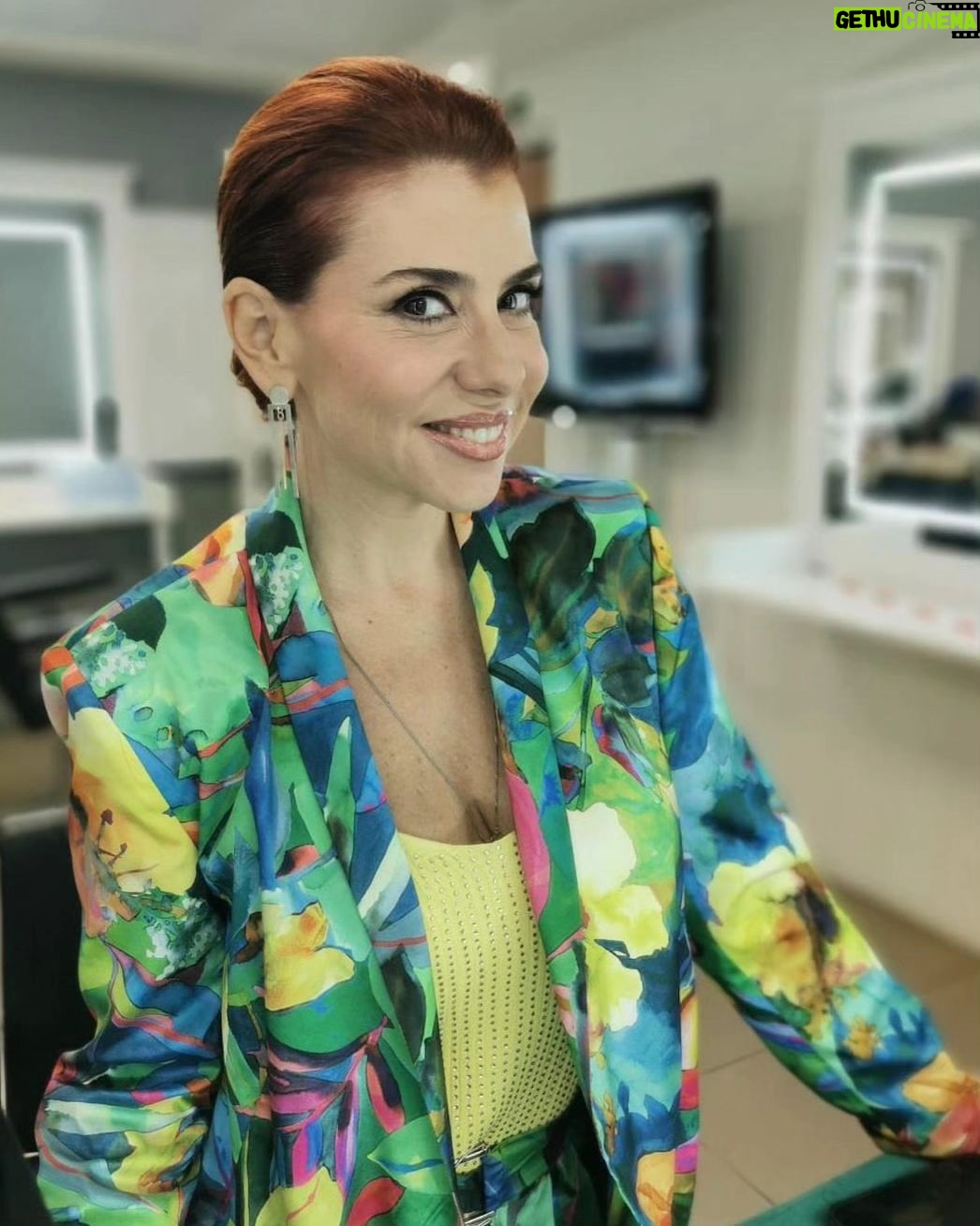 Mónica Sintra Instagram - Hoje há desfile de talentos com um sabor a Carnaval no "Estrelas ao Sábado". Conto convosco desse lado? Quem vai ver, ponha ☝️. 💇♀️ @antoniocortezatelier 💄 @paulacarmo.makeup 👗 @muonti_dress_code