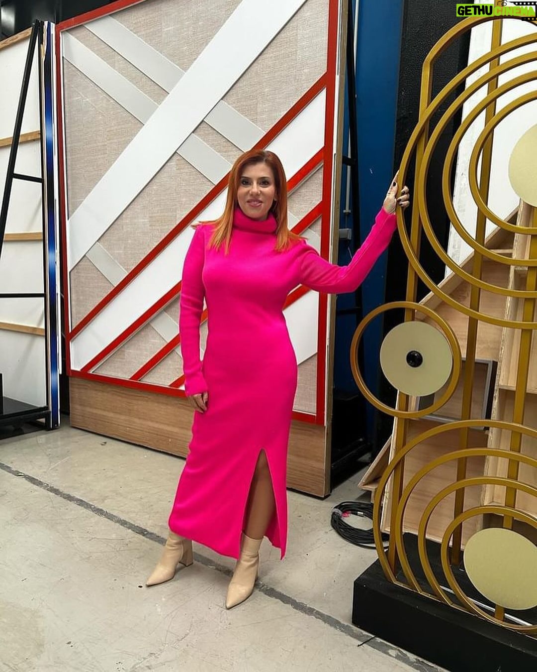Mónica Sintra Instagram - Belle Vogue❤️🔥❤️🔥 E a nossa Rainha @monicasintraoficial na @sicinternacional.oficial logo pela manhã vestida em bom🥰🥰🥰🥰 Lindíssima💖💖💖 Look disponível em www.bellevogue.pt ou DM #look #outfit #sic #instagram #instragood #lojaonline #roupafeminina #rainha #vestido
