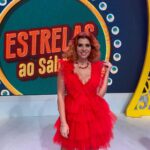 Mónica Sintra Instagram - Escolho sempre programas de qualidade, com audiência e onde me sinta em casa para apresentar os novos temas. O “Estrelas ao Sábado” combina estes três pontos. É casa, é família, é amor. E, por isso, foi a escolha acertada para trazer à TV a minha “Rainha” lançada há pouquíssimos dias. 👸 Obrigada à @editorapaisreal, à @gabideantunes e à @rtppt por fazerem isto acontecer. E, claro, este é mais um tema que vê a luz do dia graças ao meu querido @menitoramos. Estava nervosa, mas senti-me tão leve. Obrigada a todos e a cada um que viram. Agora? Agora “vou tirar este ar de santa e curtir até o dia nascer”. 🌞 💇‍♀️ @antoniocortezatelier 💄 @paulacarmo.makeup 👗 @muonti_dress_code