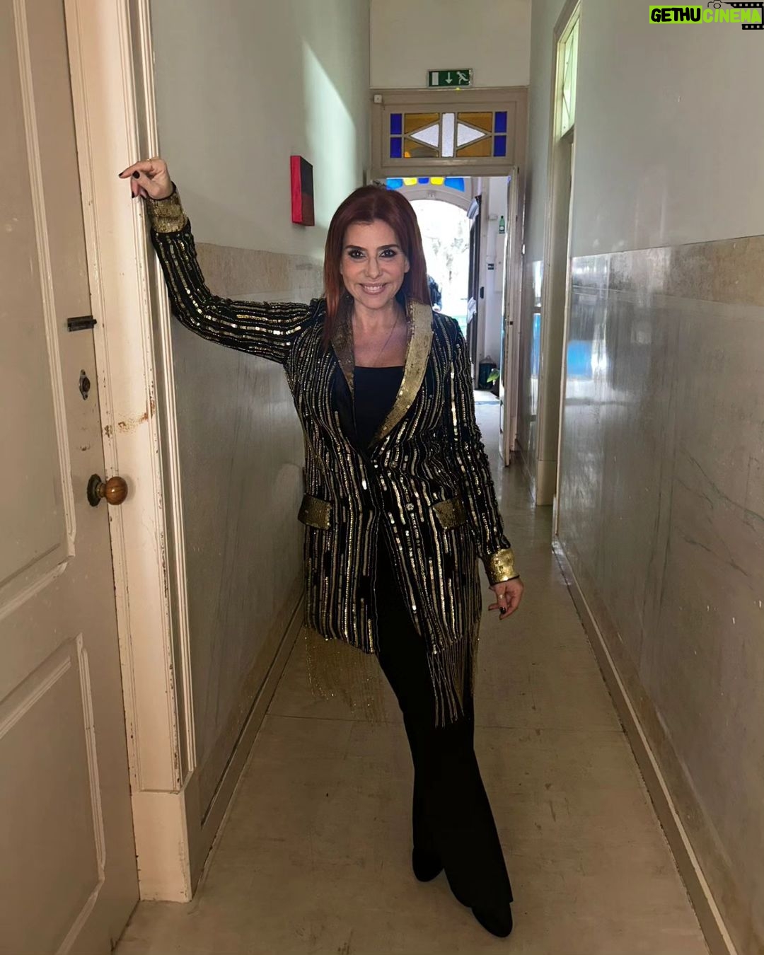 Mónica Sintra Instagram - Pronta para apresentar a minha "Rainha" no @somosportugaltvi. Estão por aí desse lado? 📺 💇♀️ @mariah_menezz 💄 @carlabaltazar.makeup
