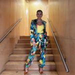 Mónica Sintra Instagram - Hoje há desfile de talentos com um sabor a Carnaval no "Estrelas ao Sábado". Conto convosco desse lado? Quem vai ver, ponha ☝️. 💇‍♀️ @antoniocortezatelier 💄 @paulacarmo.makeup 👗 @muonti_dress_code